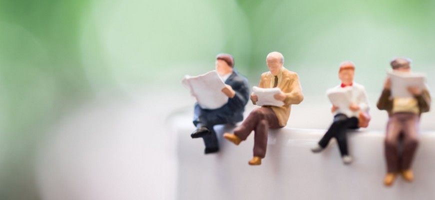 gros plan groupe miniature figurines homme femme s asseoir lecture livre journal coupe 105035 146